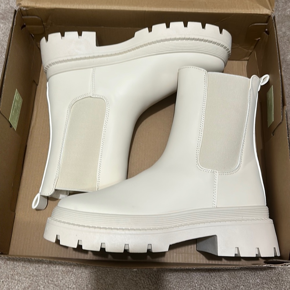 Size 8 JustFab women’s lug boots.